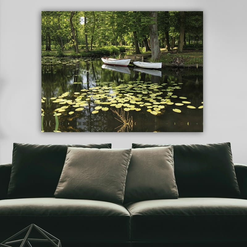 Lærred 70x100 cm - Rolig sø med åkander og to hvide både, der flyder på overfladen - Grøn / Gul / Hvid - Boligtilbehør - Billeder & kunst - Billeder på lærred