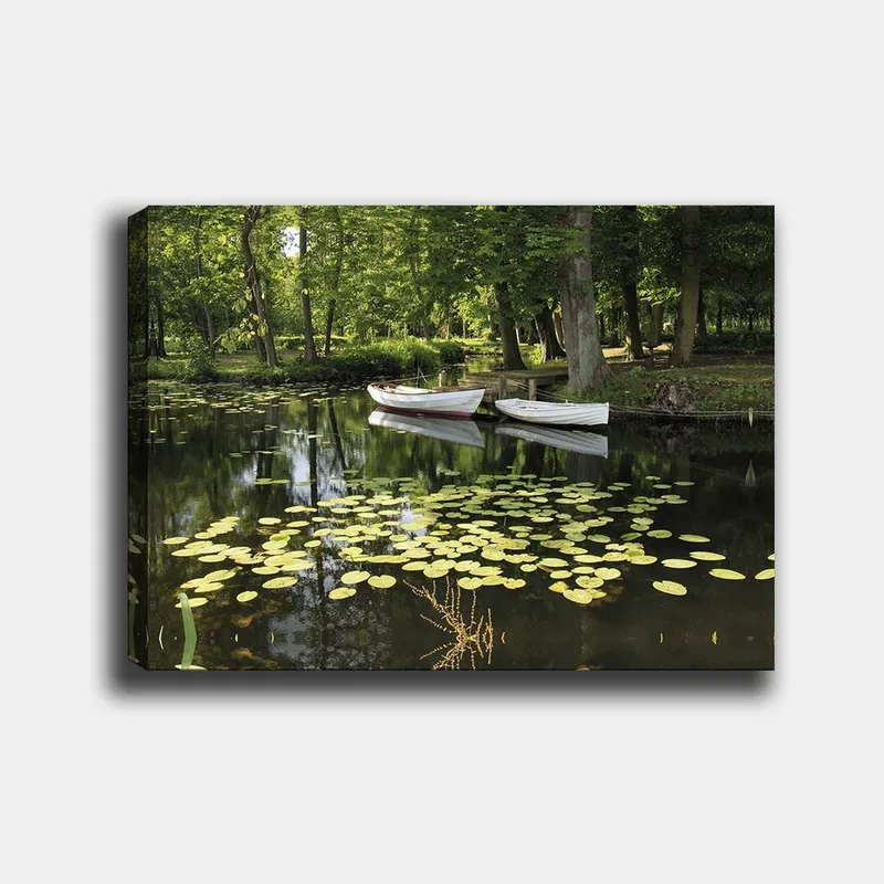 Lærred 70x100 cm - Rolig sø med åkander og to hvide både, der flyder på overfladen, Grøn / Gul / Hvid