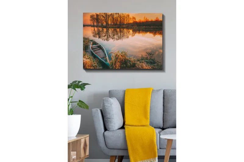 Lærred 70x100 cm - Rolig sø med en båd på bredden i en smuk solnedgang, Orange / Grøn / Brun