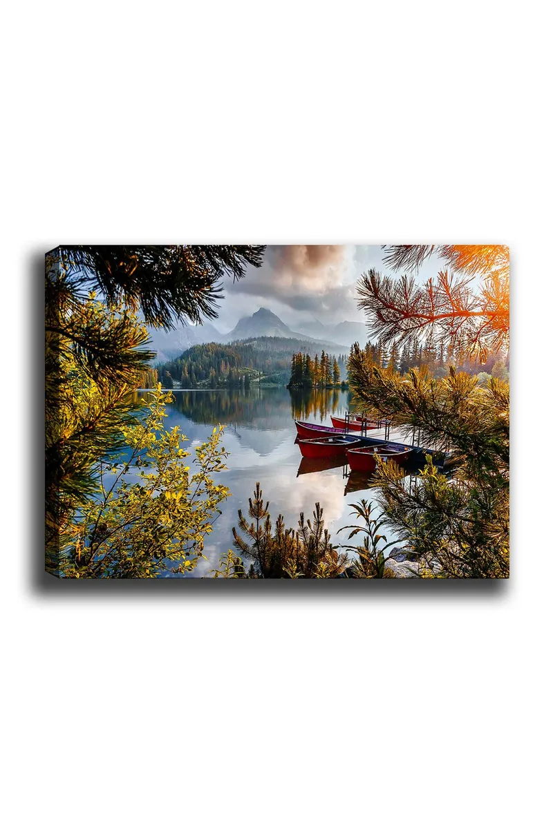 Lærred 70x100 cm - Rolig sø med en rød båd ved en træmole, omgivet af frodige træer og fjerne bjerge, Grøn / Rød / Blå