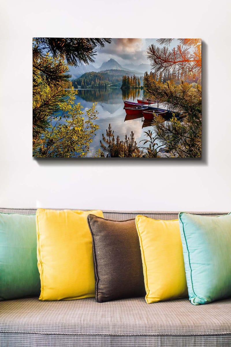 Lærred 70x100 cm - Rolig sø med en rød båd ved en træmole, omgivet af frodige træer og fjerne bjerge - Grøn / Rød / Blå - Boligtilbehør - Billeder & kunst - Billeder på lærred