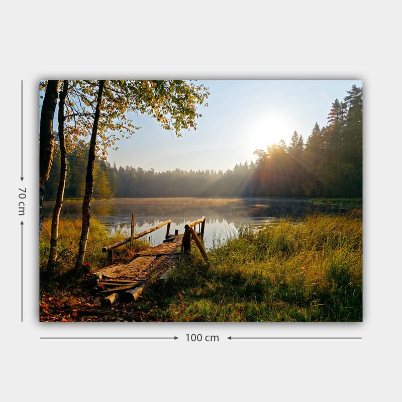 Lærred 70x100 cm - Rolig sø med en træbro omgivet af frodige træer og morgensolens stråler - Grøn / Brun / Gul - Boligtilbehør - Billeder & kunst - Billeder på lærred