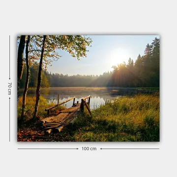 Lærred 70x100 cm - Rolig sø med en træbro omgivet af frodige træer og morgensolens stråler - Grøn / Brun / Gul - Boligtilbehør - Billeder & kunst - Billeder på lærred
