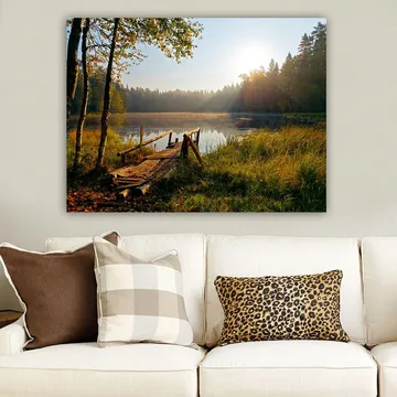 Lærred 70x100 cm - Rolig sø med en træbro omgivet af frodige træer og morgensolens stråler - Grøn / Brun / Gul - Boligtilbehør - Billeder & kunst - Billeder på lærred