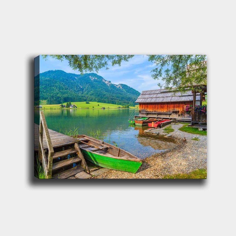 Lærred 70x100 cm - Rolig sø med farverige både ved en træmole og omkringliggende grønne bjerge, Grøn / Blå / Brun