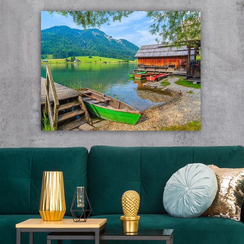 Lærred 70x100 cm - Rolig sø med farverige både ved en træmole og omkringliggende grønne bjerge - Grøn / Blå / Brun - Boligtilbehør - Billeder & kunst - Billeder på lærred