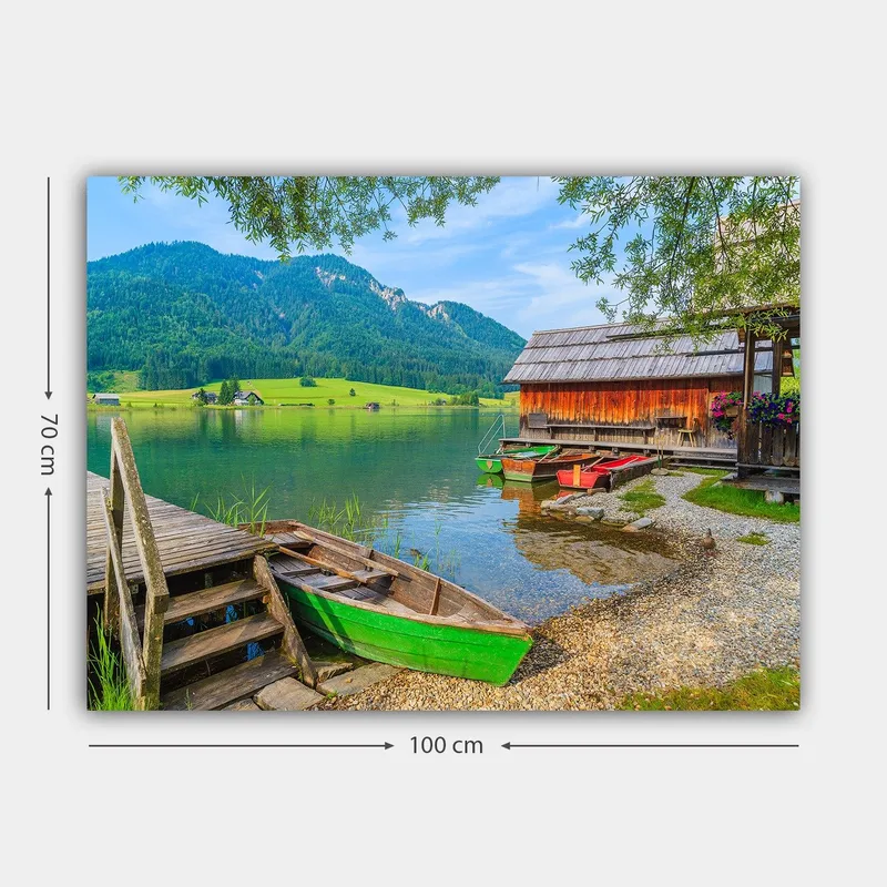 Lærred 70x100 cm - Rolig sø med farverige både ved en træmole og omkringliggende grønne bjerge - Grøn / Blå / Brun - Boligtilbehør - Billeder & kunst - Billeder på lærred