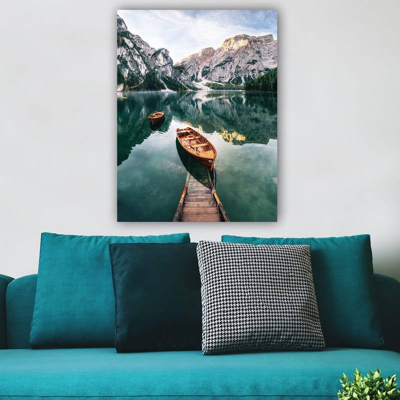 Lærred 70x100 cm - Rolig sø med to træbåde omgivet af majestætiske bjerge og frodig skov - Grøn / Brun / Blå - Boligtilbehør - Billeder & kunst - Billeder på lærred
