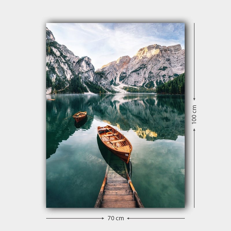 Lærred 70x100 cm - Rolig sø med to træbåde omgivet af majestætiske bjerge og frodig skov - Grøn / Brun / Blå - Boligtilbehør - Billeder & kunst - Billeder på lærred