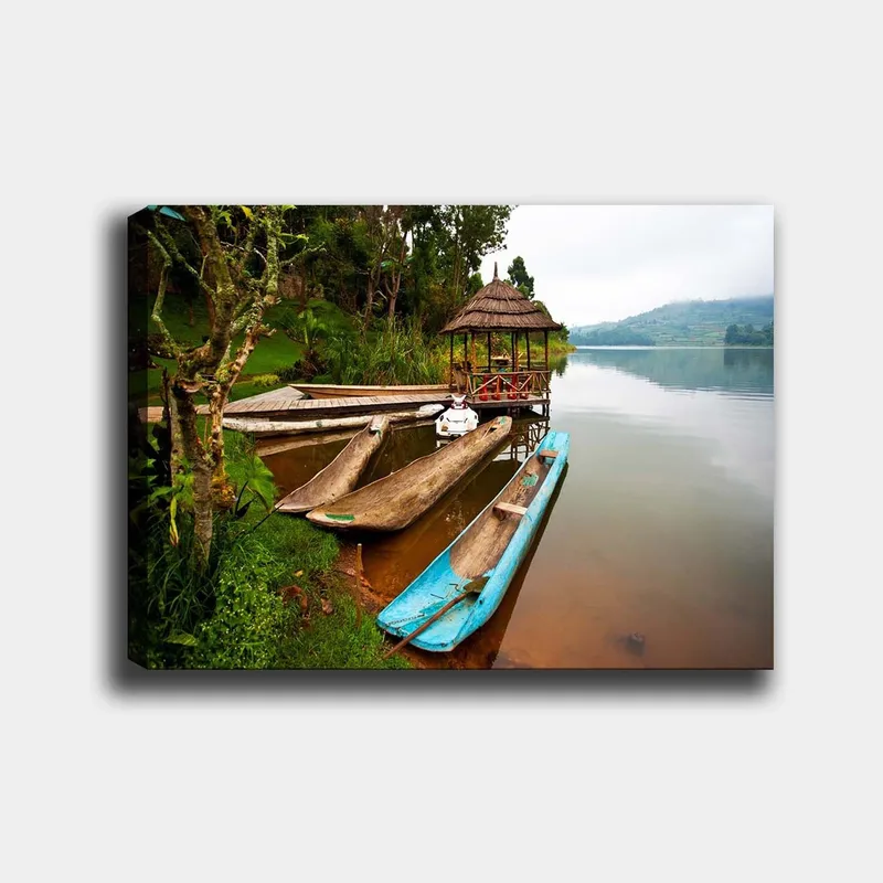 Lærred 70x100 cm - Rolig sø med traditionelle kanoer og en pavillon omgivet af grønne områder, Blå / Brun / Grøn