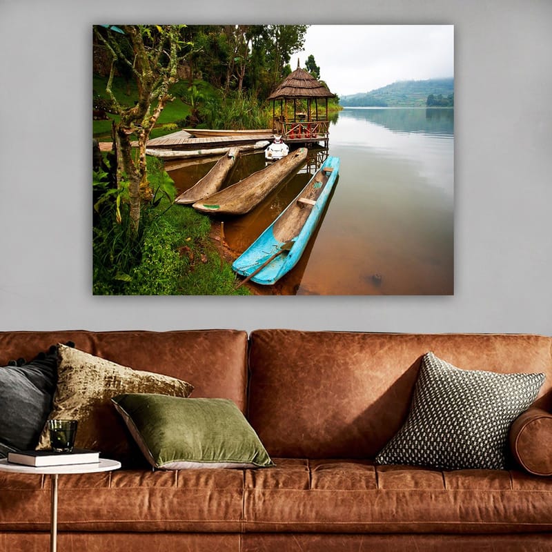 Lærred 70x100 cm - Rolig sø med traditionelle kanoer og en pavillon omgivet af grønne områder - Blå / Brun / Grøn - Boligtilbehør - Billeder & kunst - Billeder på lærred