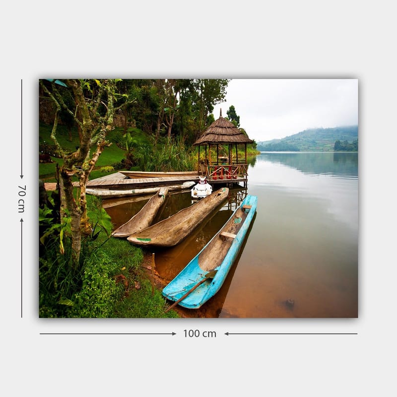 Lærred 70x100 cm - Rolig sø med traditionelle kanoer og en pavillon omgivet af grønne områder - Blå / Brun / Grøn - Boligtilbehør - Billeder & kunst - Billeder på lærred