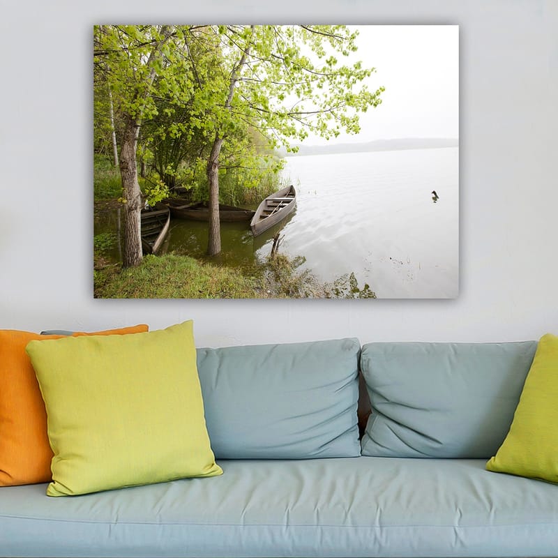 Lærred 70x100 cm - Rolig søscene med både og frodige træer ved vandet, Grøn / Brun / Grå