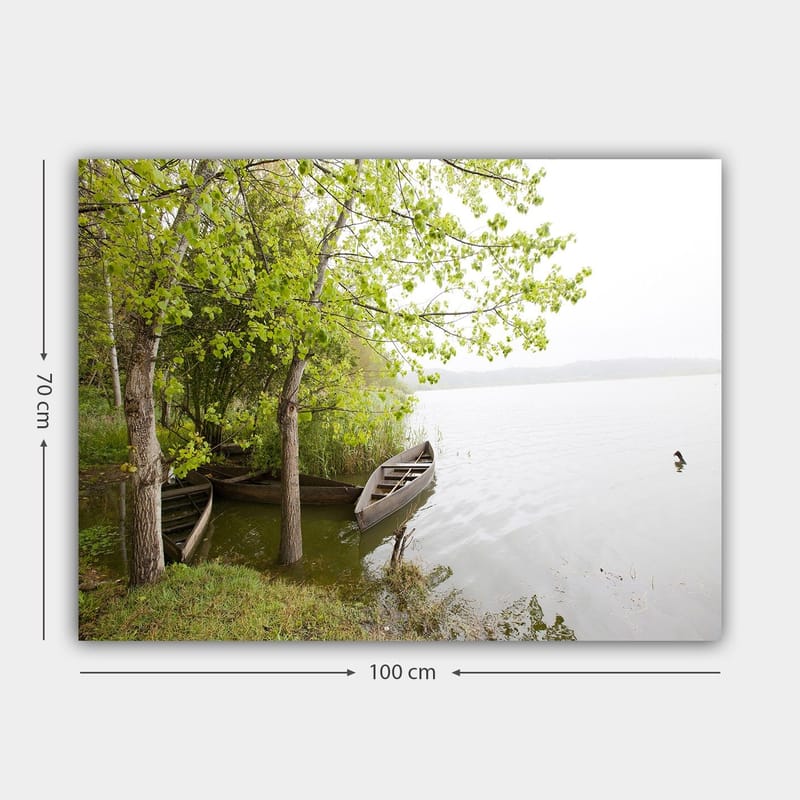 Lærred 70x100 cm - Rolig søscene med både og frodige træer ved vandet - Grøn / Brun / Grå - Boligtilbehør - Billeder & kunst - Billeder på lærred