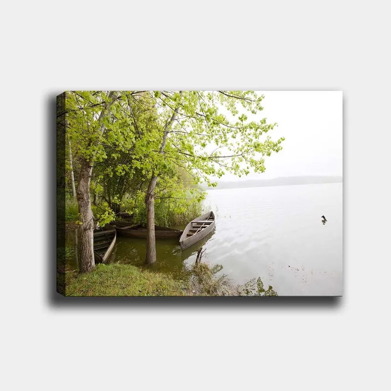 Lærred 70x100 cm - Rolig søscene med både og frodige træer ved vandet - Grøn / Brun / Grå - Boligtilbehør - Billeder & kunst - Billeder på lærred