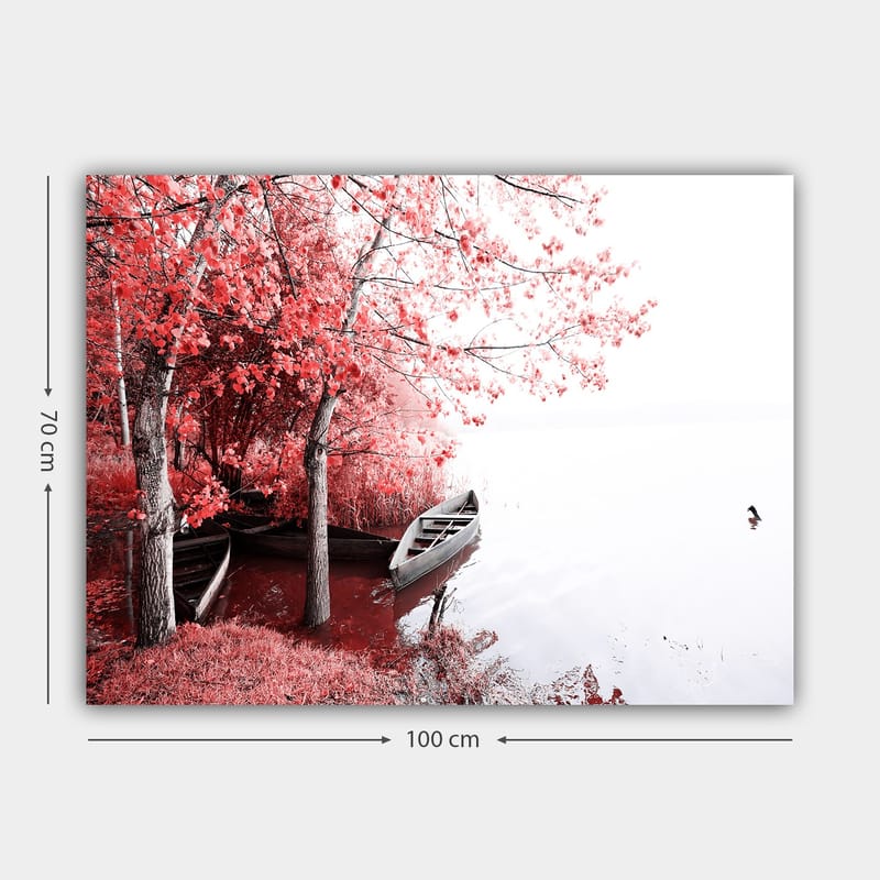 Lærred 70x100 cm - Rolig søscene med to både omgivet af funklende røde træer i efterårsfarver - Rød / Grå - Boligtilbehør - Billeder & kunst - Billeder på lærred