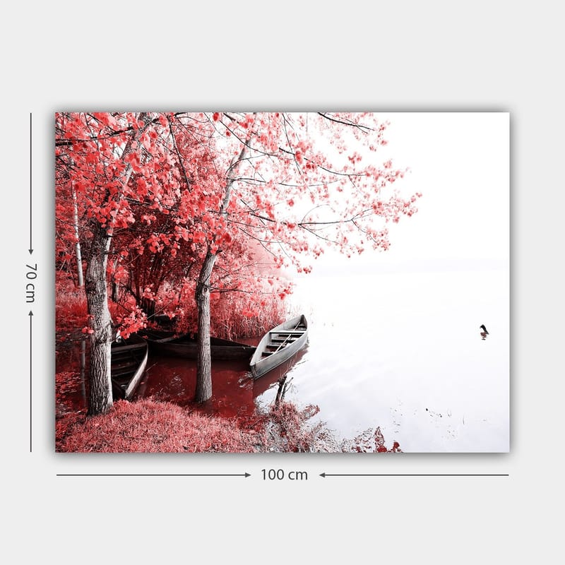 Lærred 70x100 cm - Rolig søscene med to både omgivet af funklende røde træer i efterårsfarver - Rød / Grå - Boligtilbehør - Billeder & kunst - Billeder på lærred