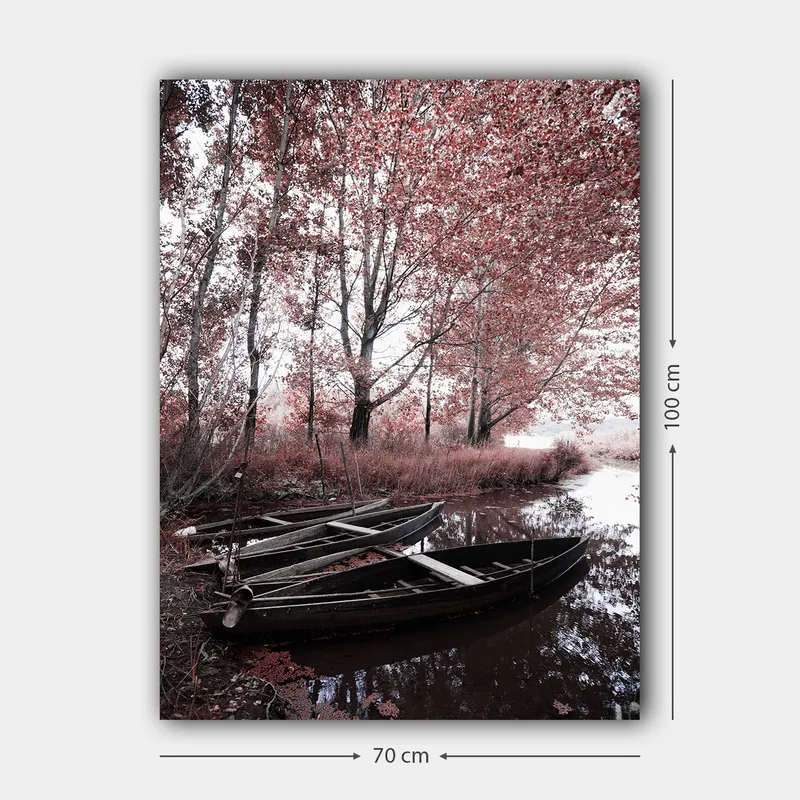 Lærred 70x100 cm - Rolig søscene med to både omgivet af røde træer og vegetation - Rød / Sort / Hvid - Boligtilbehør - Billeder & kunst - Billeder på lærred