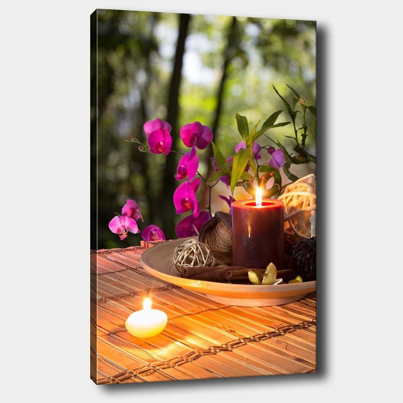 Lærred 70x100 cm - Rolig samling af blomster og stearinlys på et bord, der skaber en harmonisk atmosfære, Lilla / Mørkerød / Grøn