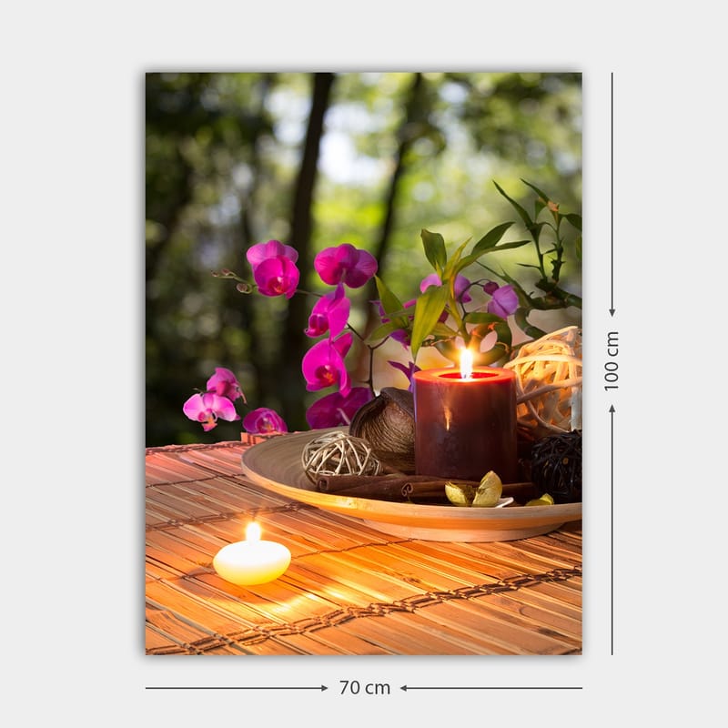 Lærred 70x100 cm - Rolig samling af blomster og stearinlys på et bord, der skaber en harmonisk atmosfære - Lilla / Mørkerød / Grøn - Boligtilbehør - Billeder & kunst - Billeder på lærred
