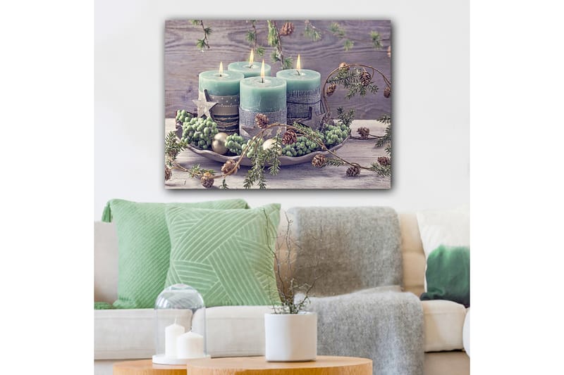 Lærred 70x100 cm - Rolig samling af fire lys omgivet af grønt og dekorationer, Grøn / Lyseblå / Brun