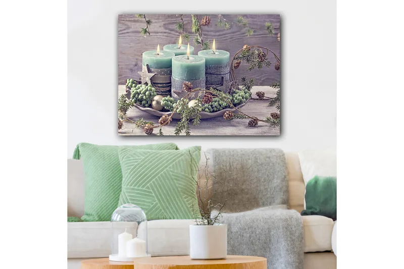 Lærred 70x100 cm - Rolig samling af fire lys omgivet af grønt og dekorationer, Grøn / Lyseblå / Brun