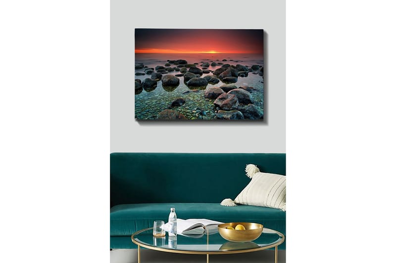 Lærred 70x100 cm - Rolig strand med klippeblokke, der reflekterer en smuk solnedgang i horisonten - Mørkegrå / Grøn / Orange - Boligtilbehør - Billeder & kunst - Billeder på lærred