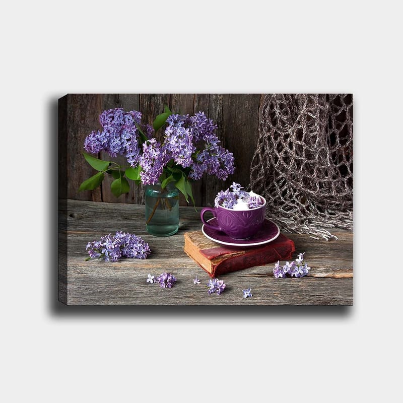 Lærred 70x100 cm - Roligt naturmaleri med lilla syrener i en glasvase og en lilla kop på en gammel bog - Lilla / Grøn / Brun - Boligtilbehør - Billeder & kunst - Billeder på lærred