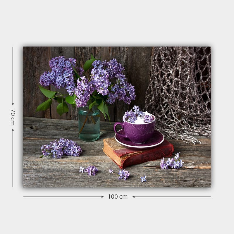 Lærred 70x100 cm - Roligt naturmaleri med lilla syrener i en glasvase og en lilla kop på en gammel bog - Lilla / Grøn / Brun - Boligtilbehør - Billeder & kunst - Billeder på lærred