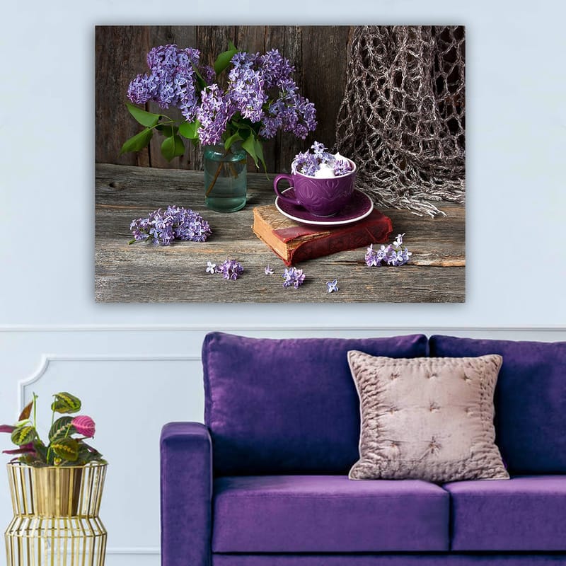Lærred 70x100 cm - Roligt naturmaleri med lilla syrener i en glasvase og en lilla kop på en gammel bog, Lilla / Grøn / Brun
