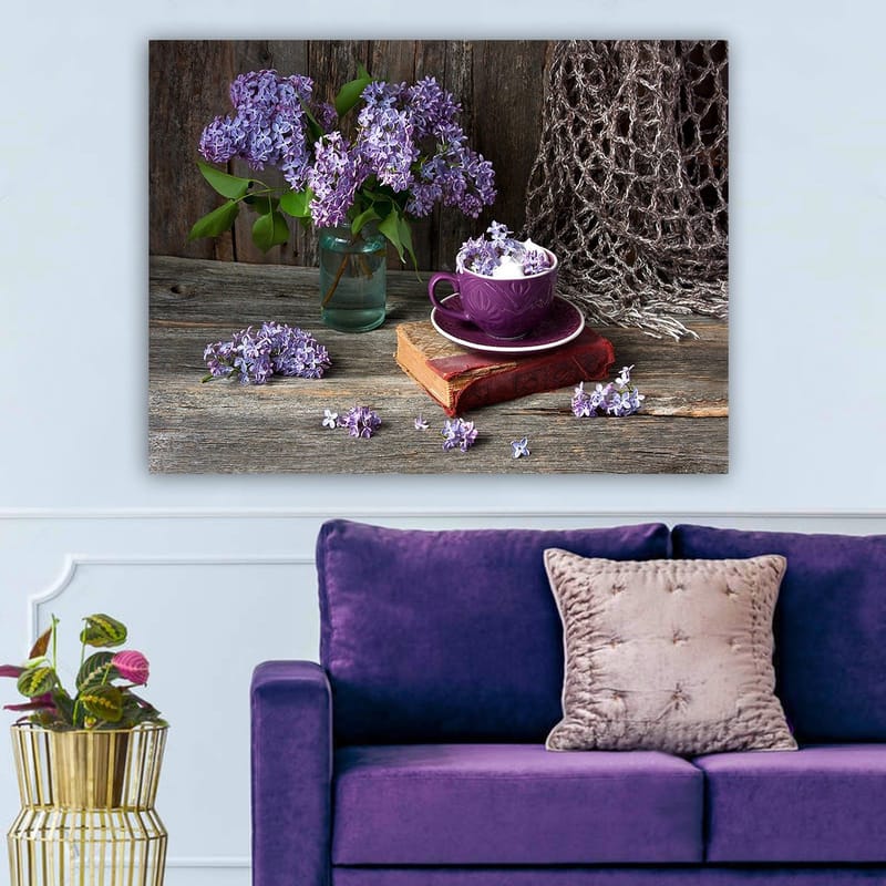 Lærred 70x100 cm - Roligt naturmaleri med lilla syrener i en glasvase og en lilla kop på en gammel bog, Lilla / Grøn / Brun
