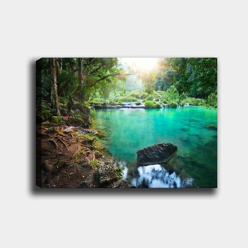 Lærred 70x100 cm - Roligt og naturskønt vandfald med klart, turkisblåt vand omgivet af frodigt grønt - Turkis / Grøn / Brun - Boligtilbehør - Billeder & kunst - Billeder på lærred