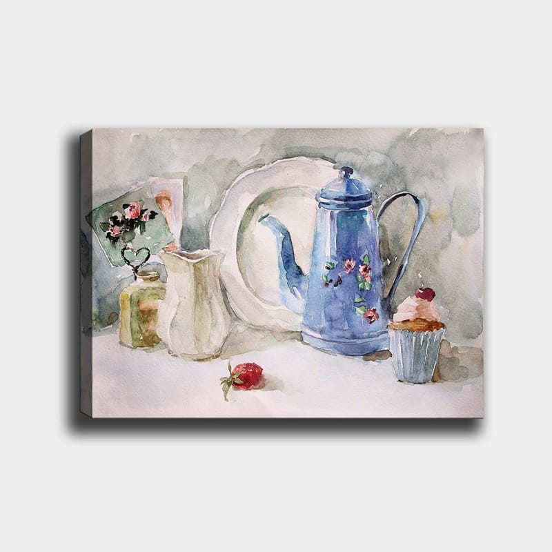 Lærred 70x100 cm - Roligt stilleben med en blå kaffekande, et jordbær og en cupcake, Blå / Hvid / Rød