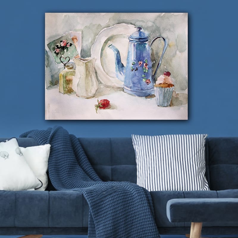 Lærred 70x100 cm - Roligt stilleben med en blå kaffekande, et jordbær og en cupcake - Blå / Hvid / Rød - Boligtilbehør - Billeder & kunst - Billeder på lærred