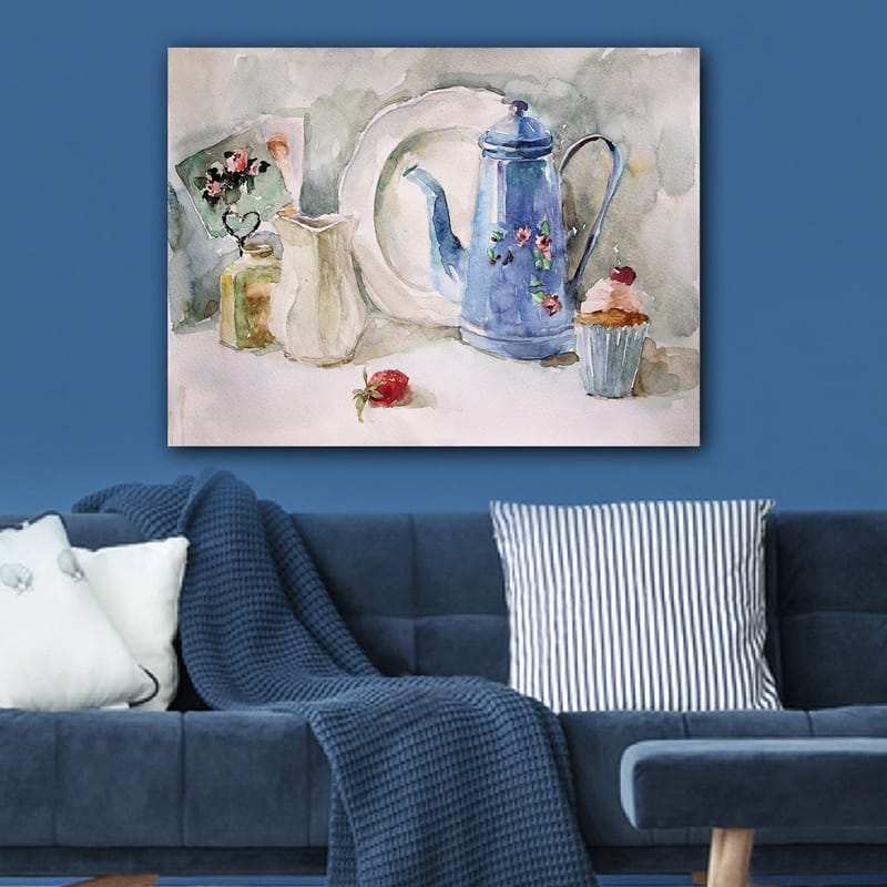 Lærred 70x100 cm - Roligt stilleben med en blå kaffekande, et jordbær og en cupcake - Blå / Hvid / Rød - Boligtilbehør - Billeder & kunst - Billeder på lærred