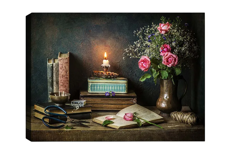 Lærred 70x100 cm - Roligt stilleben med roser, bøger og en tændt lanterne, der skaber en varm og nostalgisk atmosfære, Lyserød / Grøn / Brun