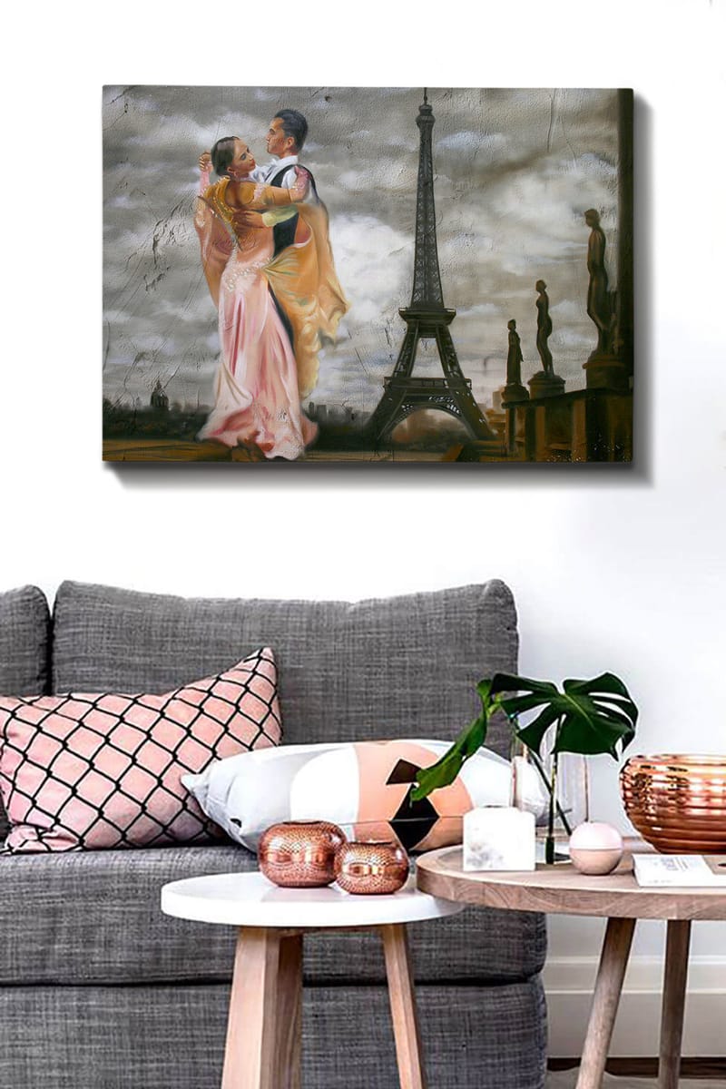 Lærred 70x100 cm - Romantisk dans mellem et par foran Eiffeltårnet i Paris - Lyserød / Sort / Beige - Boligtilbehør - Billeder & kunst - Billeder på lærred