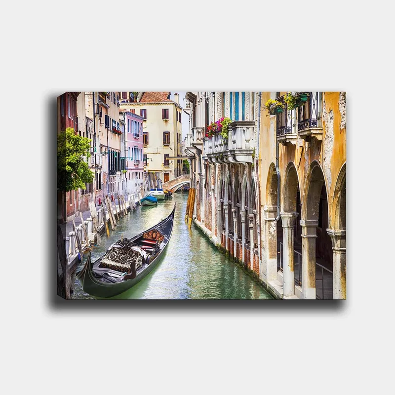Lærred 70x100 cm - Romantisk kanal i Venedig med en gondol, der glider mellem farverige bygninger, Grøn / Beige / Blå