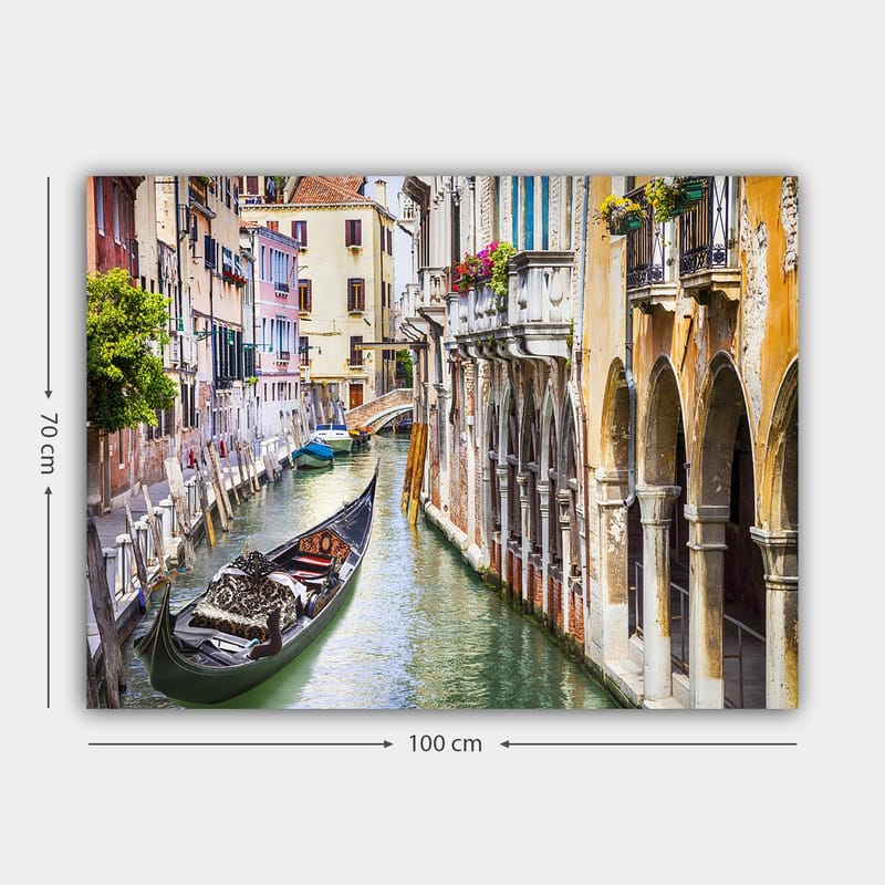 Lærred 70x100 cm - Romantisk kanal i Venedig med en gondol, der glider mellem farverige bygninger - Grøn / Beige / Blå - Boligtilbehør - Billeder & kunst - Billeder på lærred