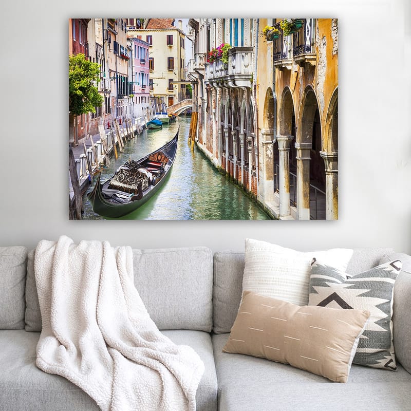 Lærred 70x100 cm - Romantisk kanal i Venedig med en gondol, der glider mellem farverige bygninger - Grøn / Beige / Blå - Boligtilbehør - Billeder & kunst - Billeder på lærred