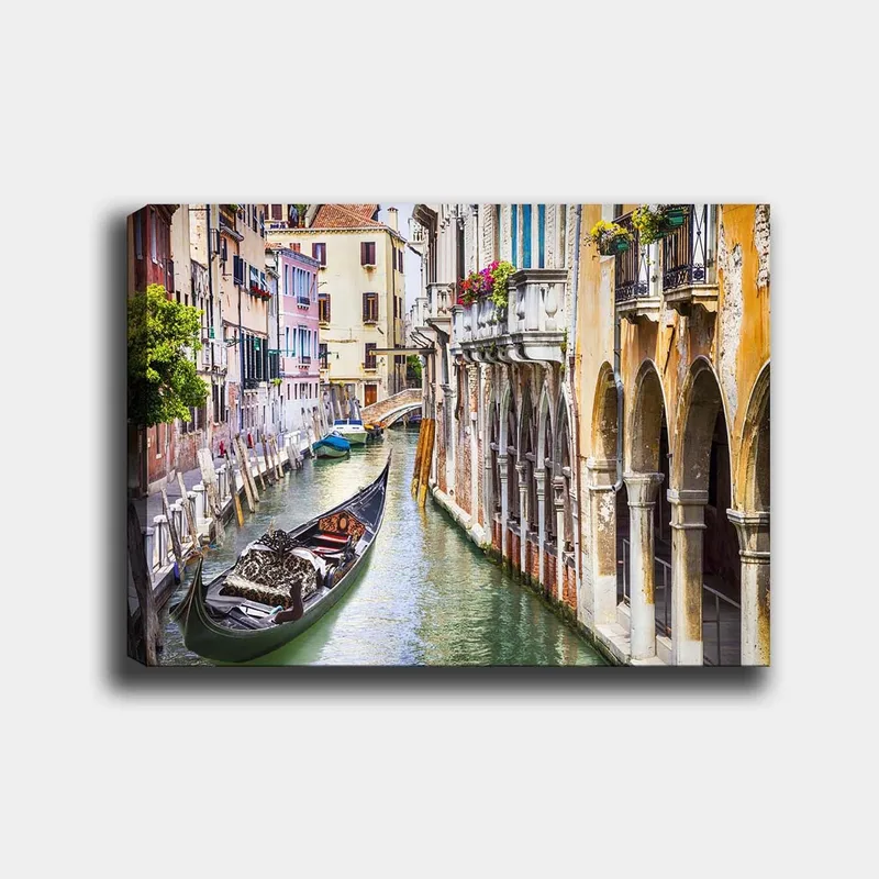Lærred 70x100 cm - Romantisk kanal i Venedig med en gondol, der glider mellem farverige bygninger, Grøn / Beige / Blå