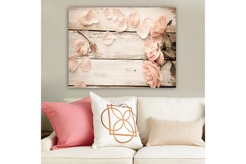 Lærred 70x100 cm - Romantisk komposition af roser og rosenblade på en træoverflade - Lys pink / Grøn - Boligtilbehør - Billeder & kunst - Billeder på lærred