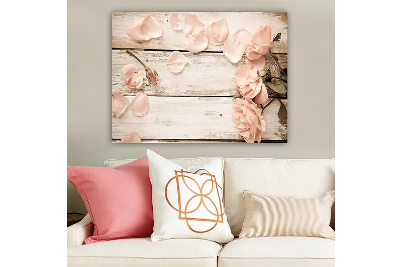 Lærred 70x100 cm - Romantisk komposition af roser og rosenblade på en træoverflade - Lys pink / Grøn - Boligtilbehør - Billeder & kunst - Billeder på lærred