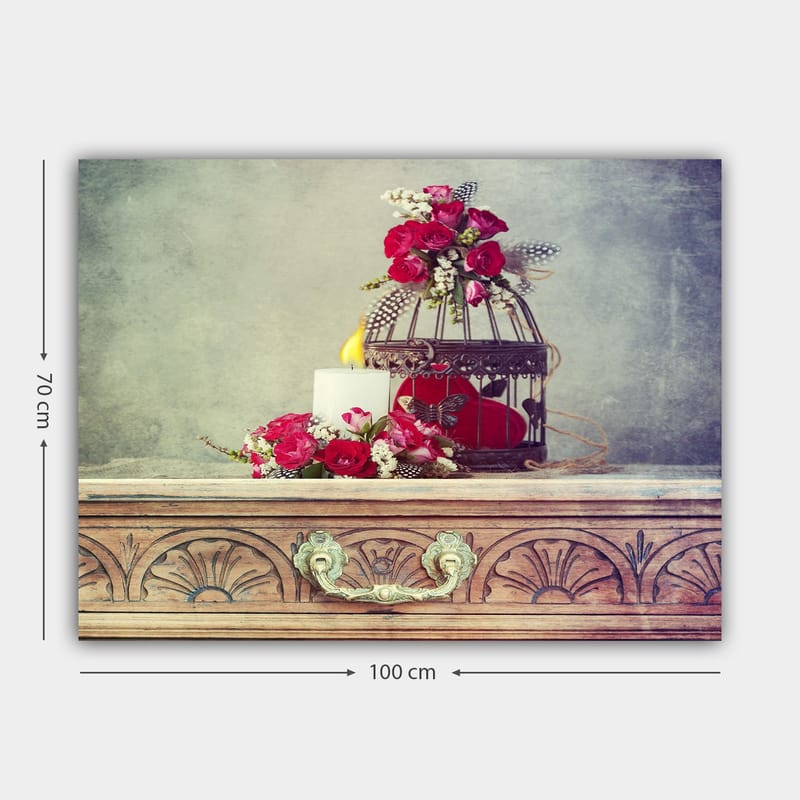 Lærred 70x100 cm - Romantisk komposition med blomster, et stearinlys og et fuglebur - Mørk rød / Hvid / Grøn - Boligtilbehør - Billeder & kunst - Billeder på lærred