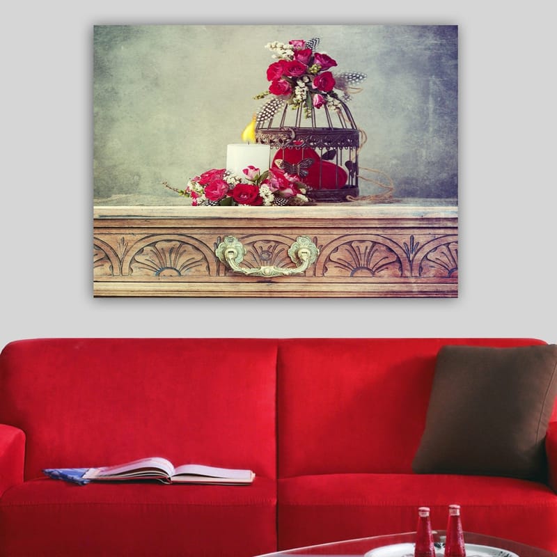 Lærred 70x100 cm - Romantisk komposition med blomster, et stearinlys og et fuglebur - Mørk rød / Hvid / Grøn - Boligtilbehør - Billeder & kunst - Billeder på lærred