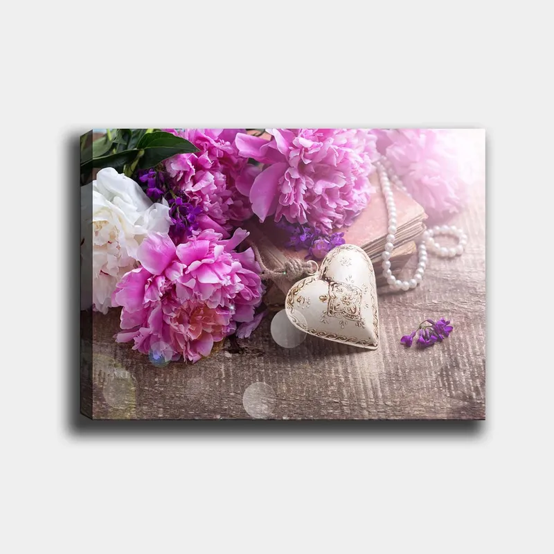 Lærred 70x100 cm - Romantisk komposition med lyserøde pæoner og et dekorativt hjerte i fokus, Lyserød / Hvid / Lilla