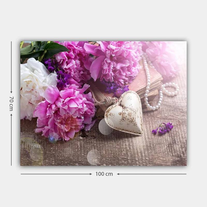Lærred 70x100 cm - Romantisk komposition med lyserøde pæoner og et dekorativt hjerte i fokus - Lyserød / Hvid / Lilla - Boligtilbehør - Billeder & kunst - Billeder på lærred