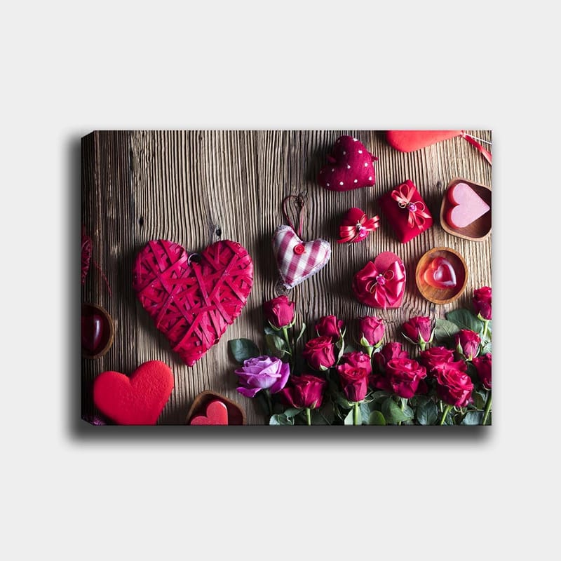Lærred 70x100 cm - Romantisk samling af hjerteformede dekorationer og roser, Rød / Grøn / Lyserød