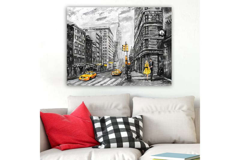 Lærred 70x100 cm - Romantisk scene af et par, der går på en travl gade i New York, omgivet af klassiske bygninger og gule taxaer - Gul / Sort / Grå - Boligtilbehør - Billeder & kunst - Billeder på lærred