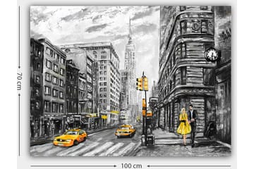 Lærred 70x100 cm - Romantisk scene af et par, der går på en travl gade i New York, omgivet af klassiske bygninger og gule taxaer - Gul / Sort / Grå - Boligtilbehør - Billeder & kunst - Billeder på lærred